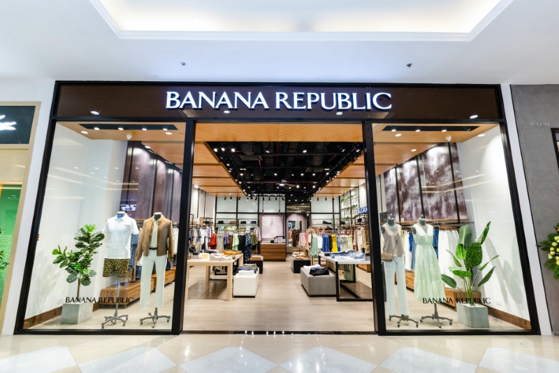 Bên ngoài cửa hàng Banana Republic tại Vincom Royal City Hà Nội