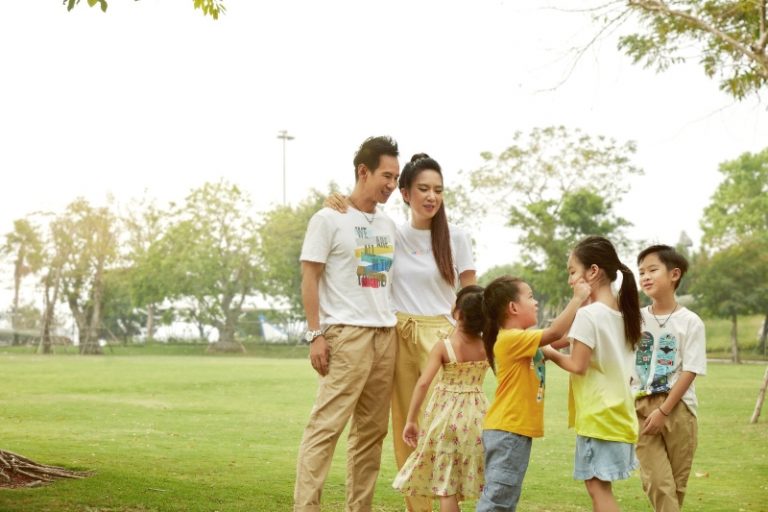 Lý Hải - Minh Hà cùng bộ tứ khởi đầu năm mới đầy hứng khởi trong BST mới của GAP