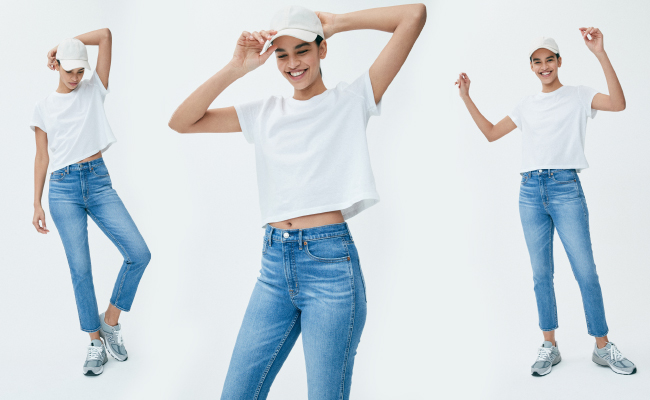 Một chiếc áo T-shirt đơn giản kết hợp cùng quần jeans khiến outfit trở nên năng động, cá tính.