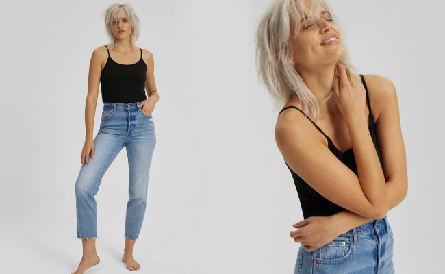 Phối đồ với quần jeans cạp cao và áo tank sơ vin gọn gàng giúp nàng tôn lên được đường cong quyến rũ