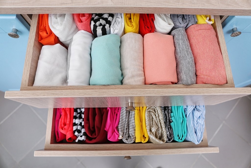 Cách sắp xếp đồ với tủ quần áo nhỏ giúp phòng ngủ luôn ngăn nắp