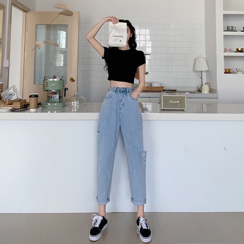 Trẻ trung, quyến rũ cùng quần jean ống rộng và áo croptop