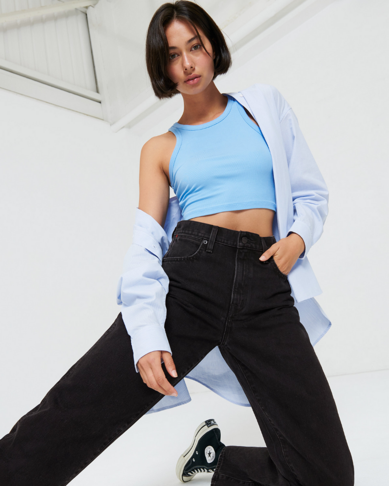  “Retro Style” với quần jean ống rộng và áo sát nách