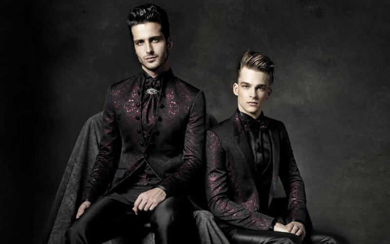 Các quý ông ứng dụng phong cách gothic khá hoàn hảo trong set đồ vest đầy ma mị.