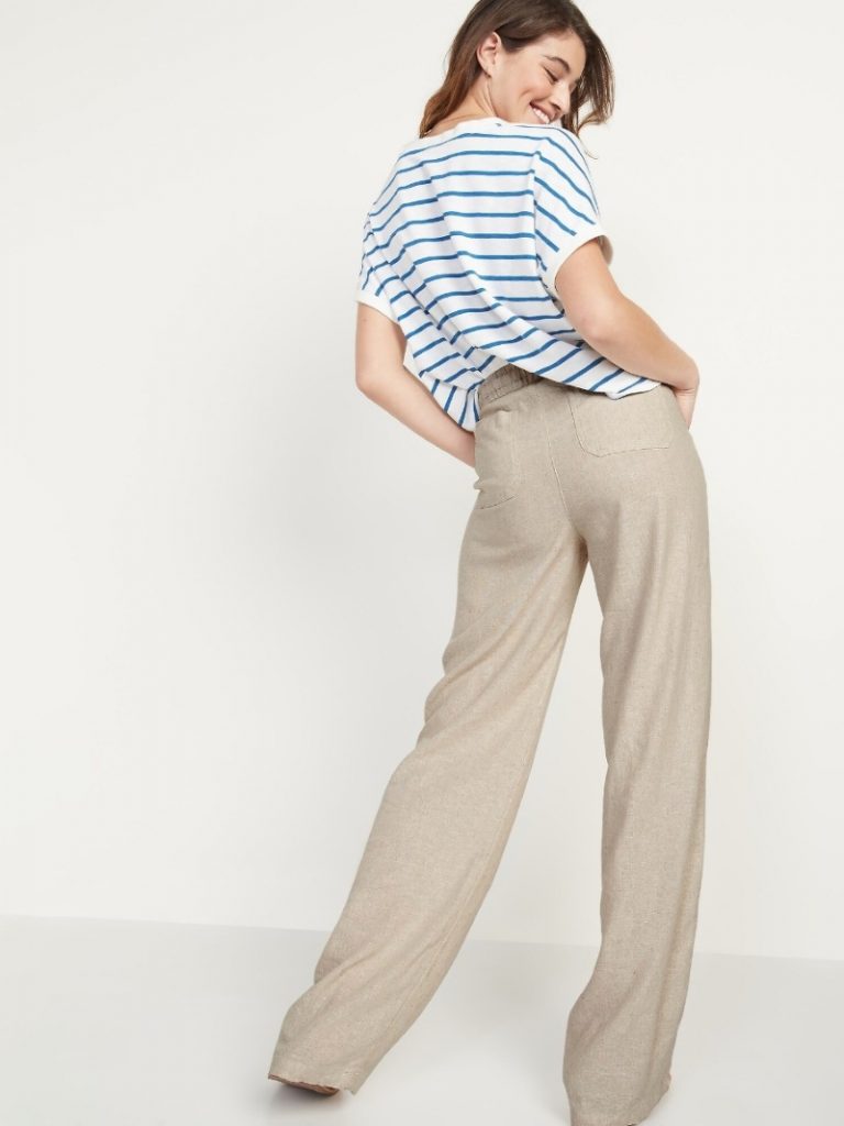 Set đồ quần ống rộng + áo thun sọc ngang sẽ giúp bạn che đi nhược điểm gầy mỏng.
