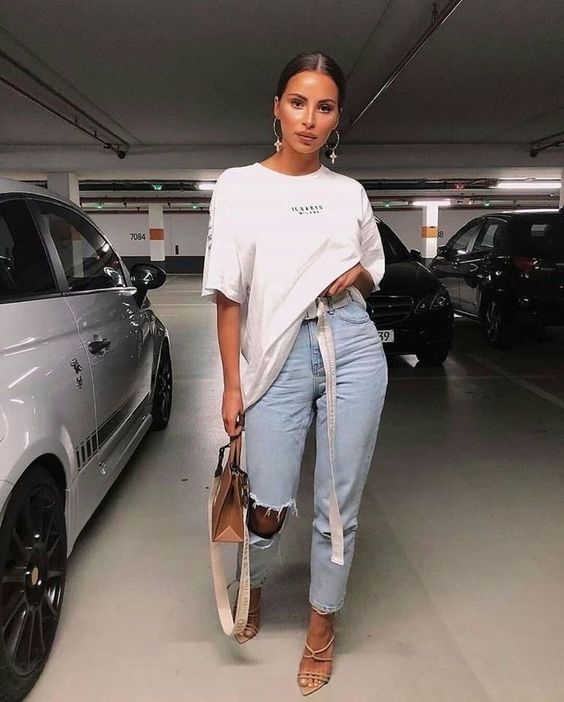 Thoải mái nhưng cực kì sành điệu với outfit áo thun, quần jeans và giày cao gót