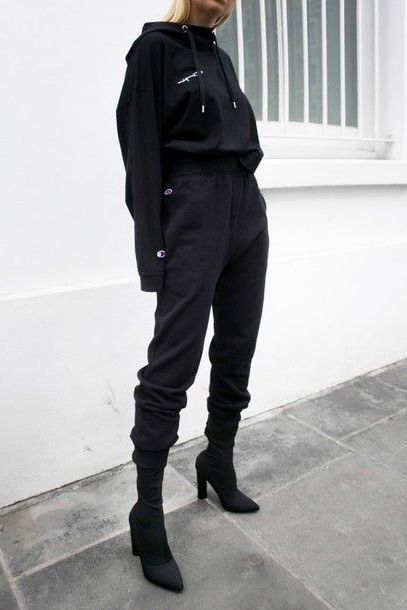Diện đồ “full đen” chất lừ với áo hoodie nữ