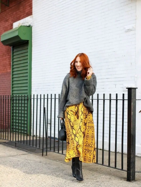 Đừng ngại thử nghiệm những outfit với màu sắc phóng khoáng, nổi bật cùng sweater nhé!