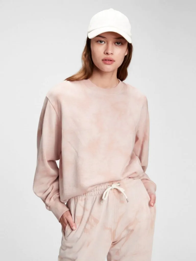 Sweater thường được làm từ chất liệu vải dày ấm như nỉ, len và được bo chun ở phần tay, hông.