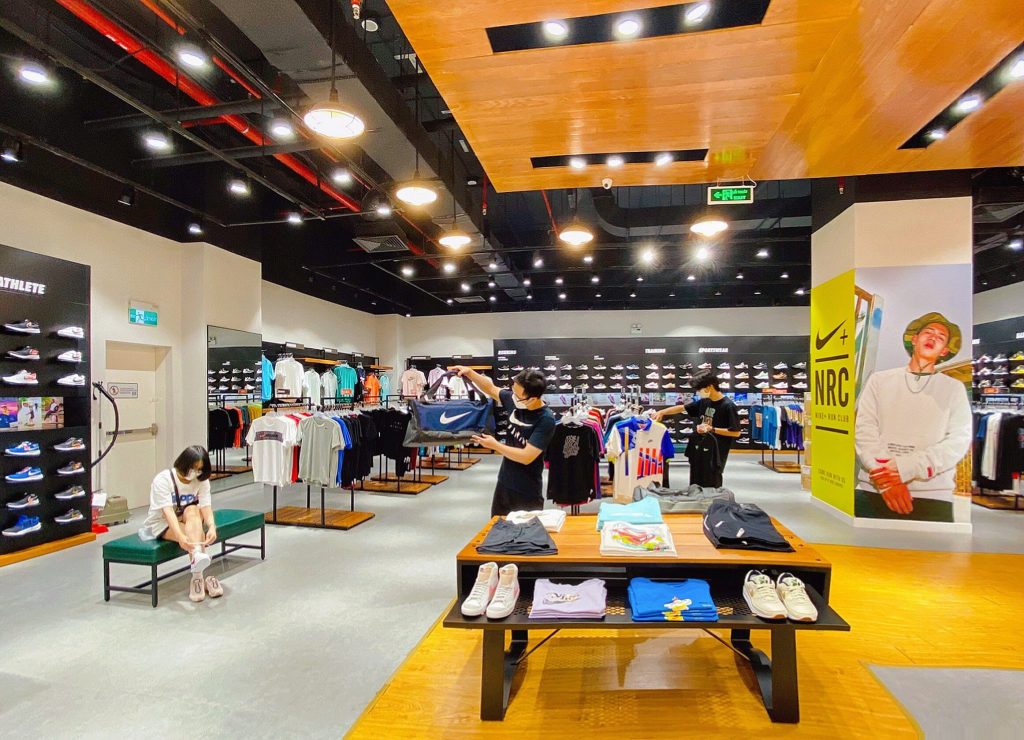 Nhộn nhịp không khí mua sắm “bình thường mới” tại các cửa hàng Nike