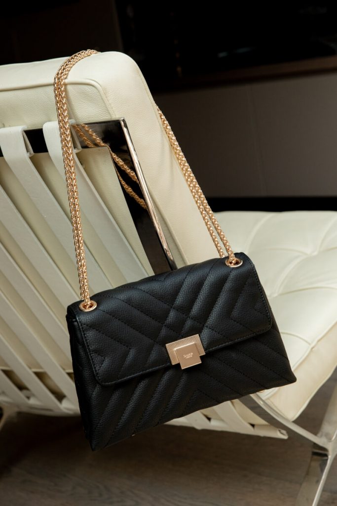 Túi xách Dorchester với thiết kế sang trọng và tinh tế, mix-match được trong mọi hoàn cảnh xứng đáng góp mặt trong bộ sưu tập của cô gái mê túi xách.