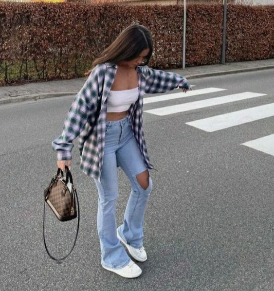 Áo croptop, quần jeans rách và áo sơ mi khoác ngoài là outfit cực sành điệu dành cho bạn