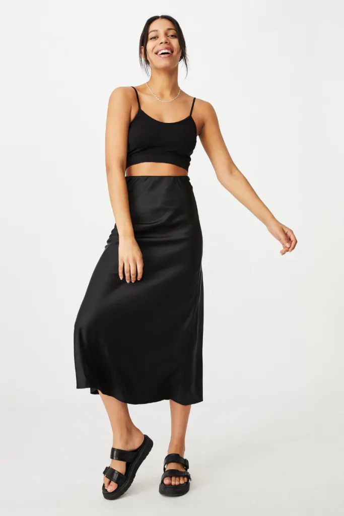 Kiểu áo croptop hai dây và chân váy đen dài từ Cotton On là set đồ năng động cho các cô nàng cá tính
