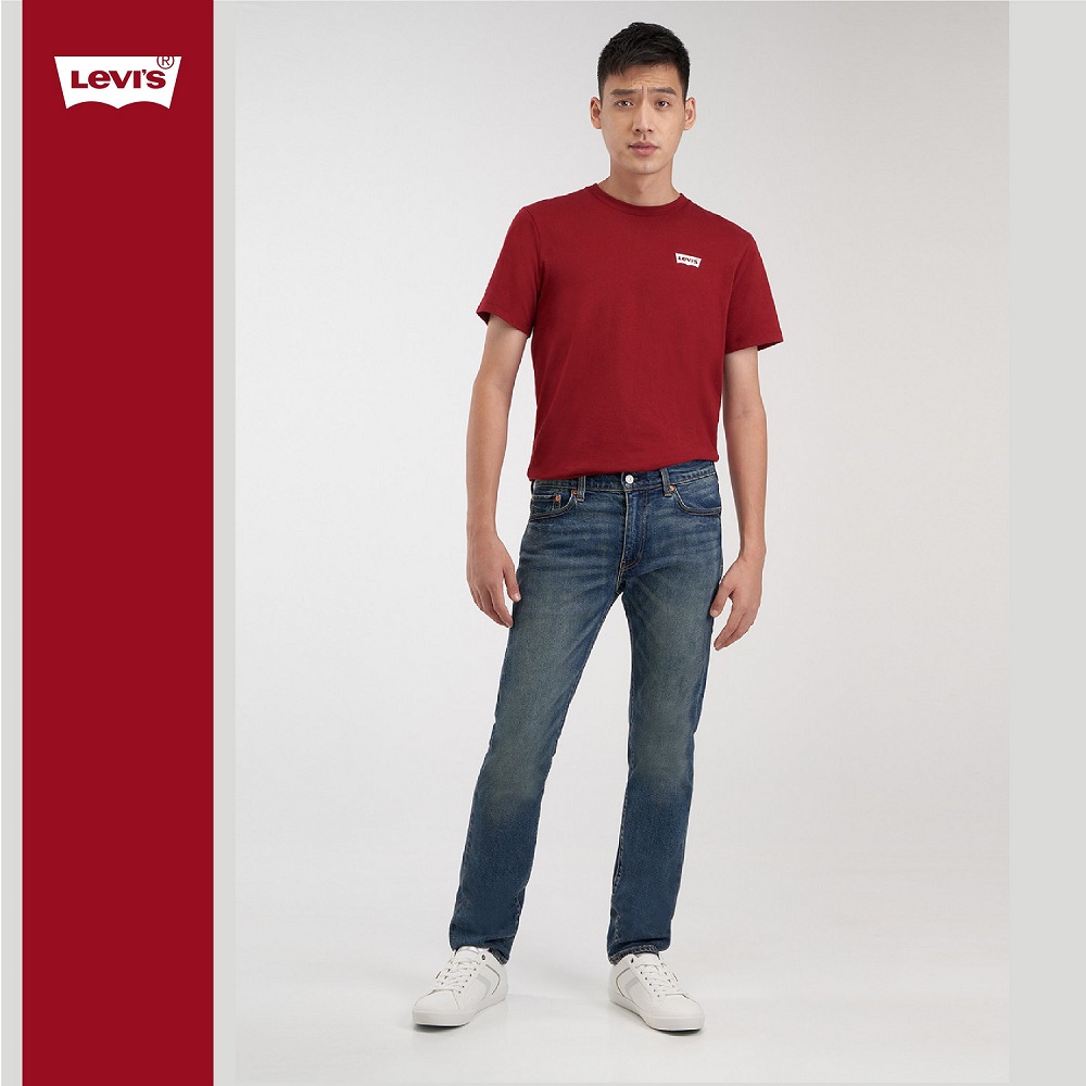 Áo red color phối với chiếc quần denim - Phong cơ hội giản dị vẫn cực kỳ thời thượng