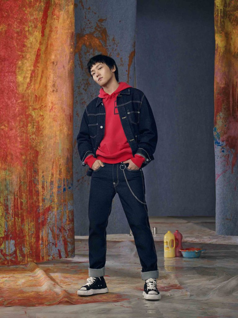 Phong cơ hội lênh láng nam tính mạnh mẽ với áo hoodie đỏ tía phối hợp cùng áo khoác bên ngoài jean