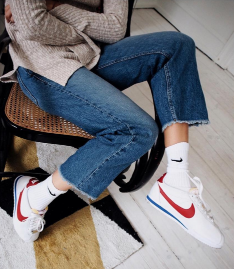 Top 10 Kiểu mix đồ giày thể thao với váy hợp mốt nhất cho phái đẹp   toplistvn