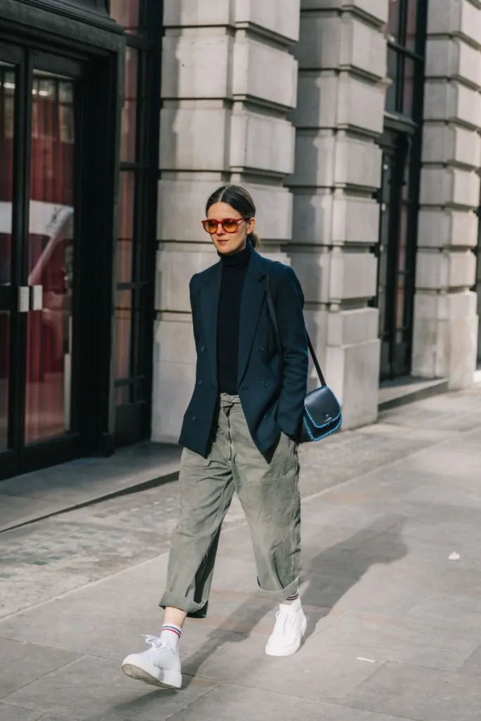Chỉ với một chiếc áo blazer, bạn đã có thể nâng tầm outfit casual của mình thành set đồ công sở.