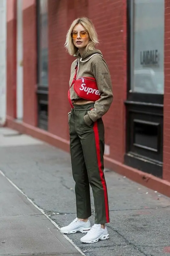 Áo crop top kết hợp cùng quần ống suông tạo ra một kết hợp năng động và thoải mái cho các buổi dạo chơi của nàng.