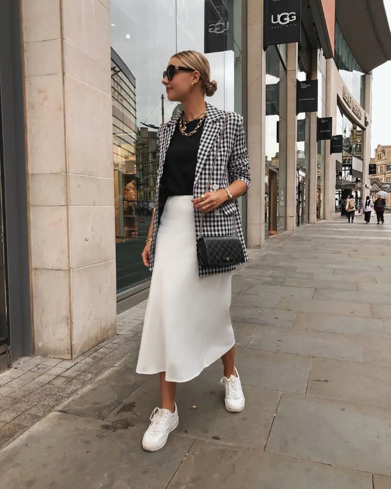 Giày thể thao phối cùng blazer và chiếc đầm lụa nhẹ nhàng.