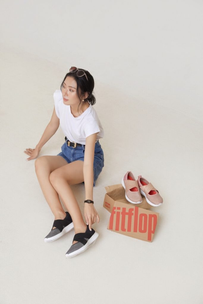 Ngoài ra, bạn hãy thử kết hợp bộ outfit áo thun, quần sooc và giày lười thể thao. 