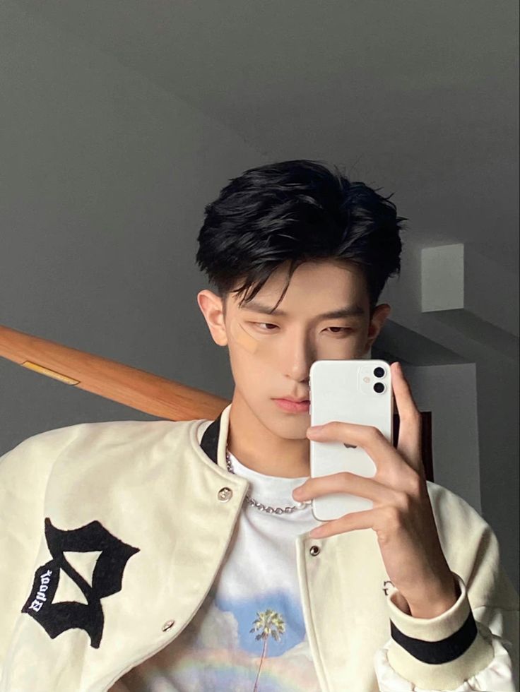 Để có được bức ảnh selfie đẹp trước gương, nam giới cần lựa chọn góc độ và ánh sáng phù hợp. Ngoài ra, cũng có thể sử dụng các ứng dụng chỉnh sửa ảnh để tăng cường hiệu ứng và chất lượng bức ảnh.