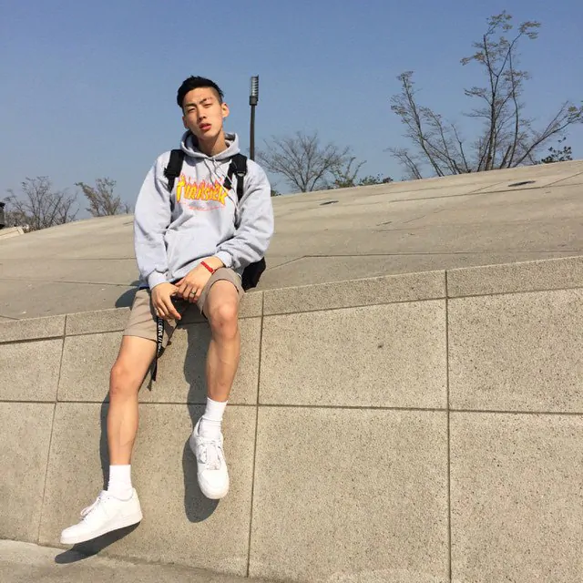 Trong những ngày thu chớm lạnh thì mix áo hoodie và quần shorts sẽ là lựa chọn phối đồ phù hợp
