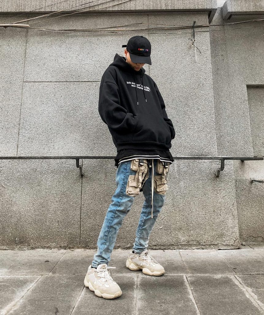 Phối đồ với áo hoodie nam “chất” hết nấc với skinny jeans và sneakers