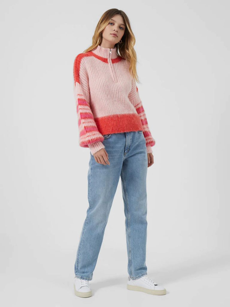 Thời thượng cùng quần jean ống rộng phối hợp với áo len - Look 2