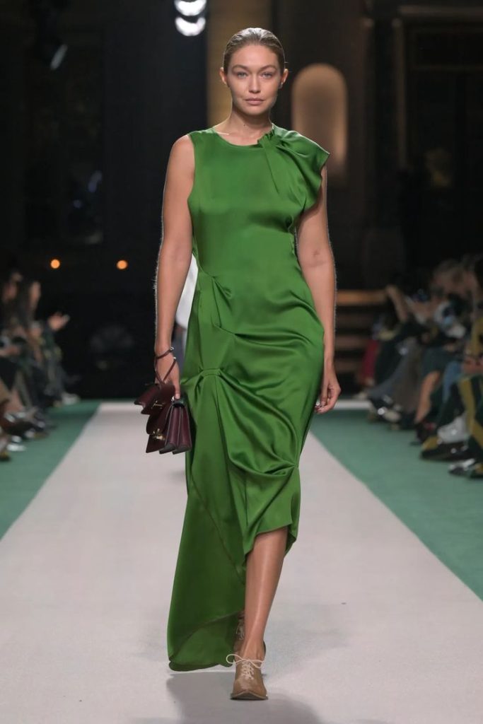 màu xanh rêu phối màu gì_Victoria Beckham