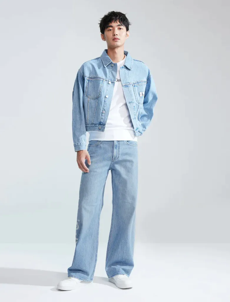 Denim-on-denim cùng quần jeans của CK Jeans và khoác jeans cùng hãng phong cách và năng động
