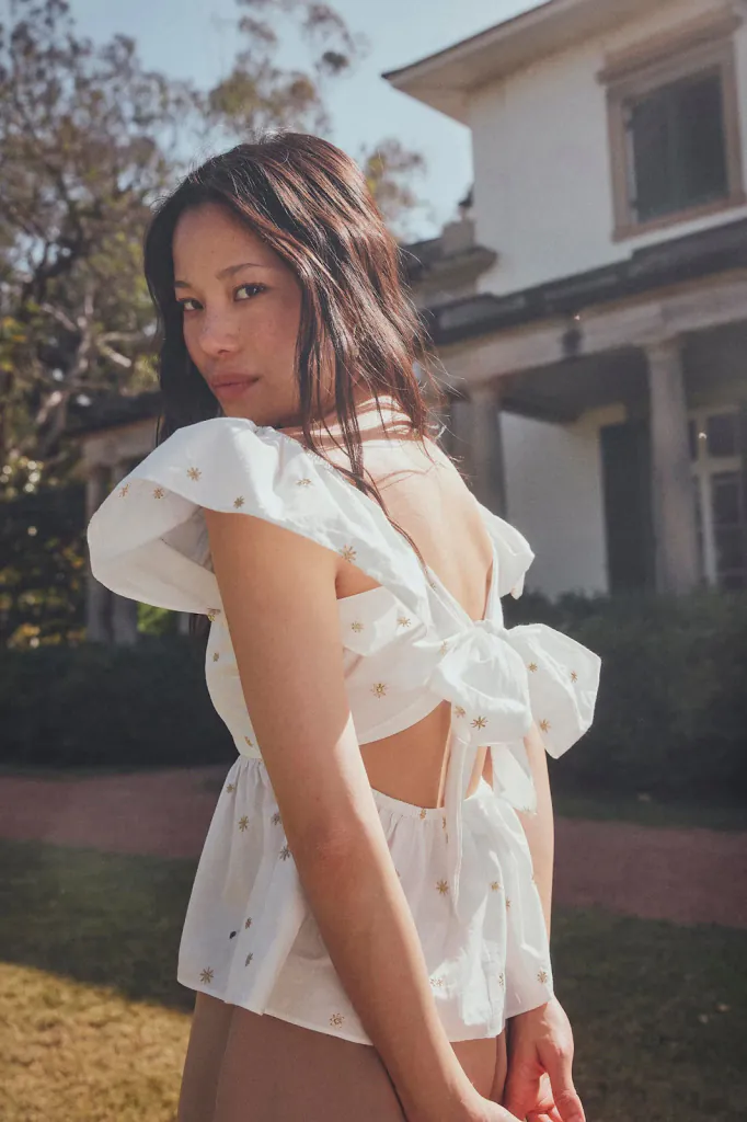 Chiếc áo blouse xinh xắn với điểm nhấn là chiếc nơ đằng sau của COTTON:ON kết hợp với quần short màu be trẻ trung, năng động nhưng vẫn dịu dàng nữ tính