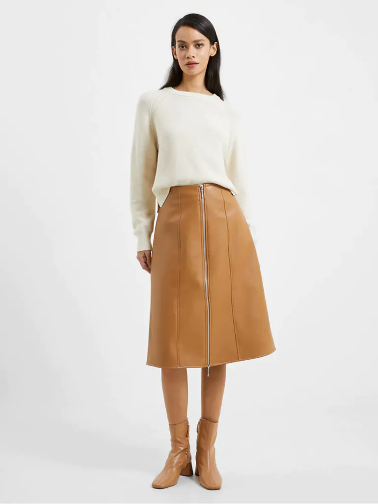Một chiếc áo sweater cùng với chiếc váy midi French Connection thời thương nhưng vẫn nhẹ nhàng và thanh lịch