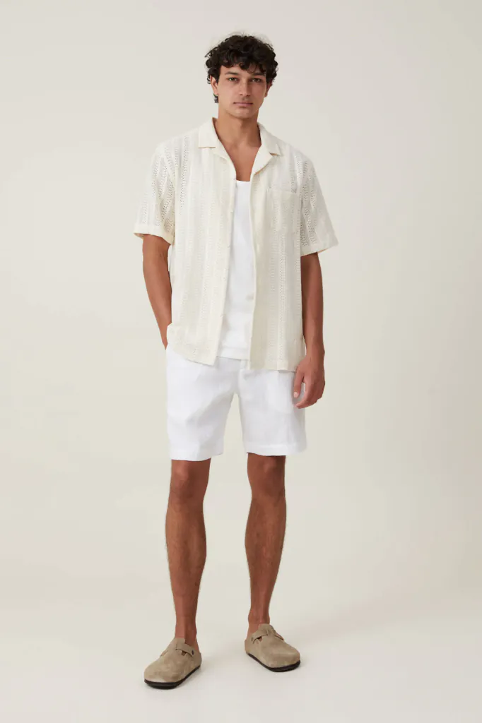 Quần short linen của COTTON:ON cùng áo tank top và áo sơ mi cộc tay sẽ cho chàng nững giây phút thư thái và thoải mái trên biển