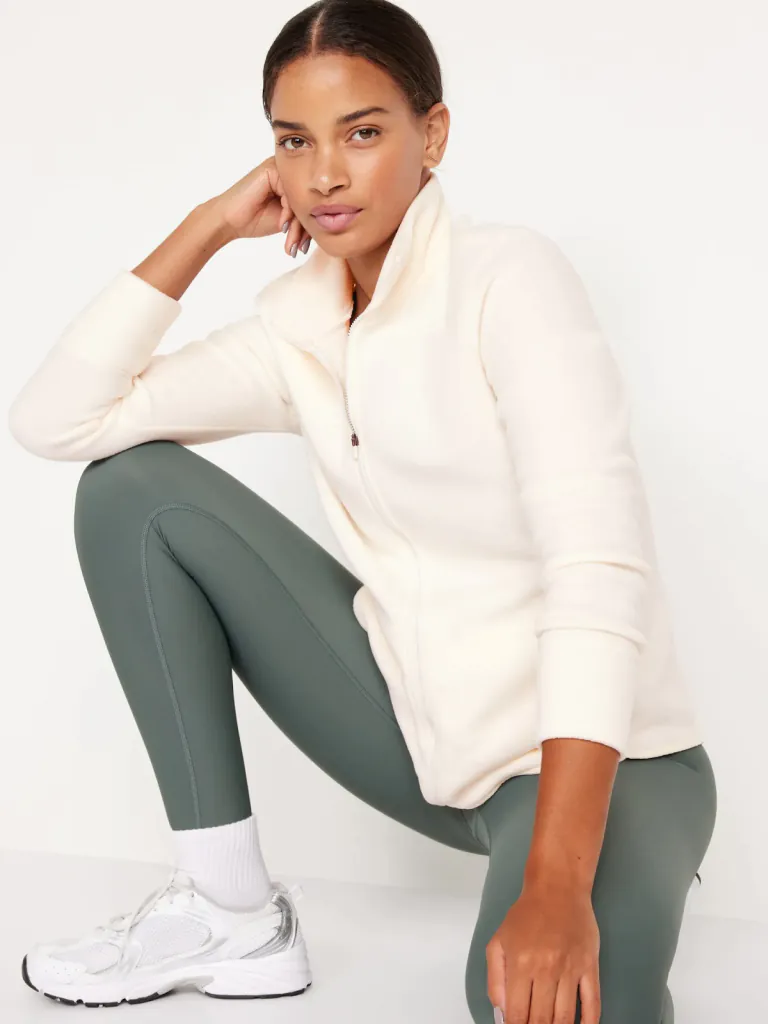 Chiếc quần legging cùng giày thể thao và áo khoác của Old Navy là một kết hợp hợp hoàn hảo cho một chuyến trekking ở xứ Hàn