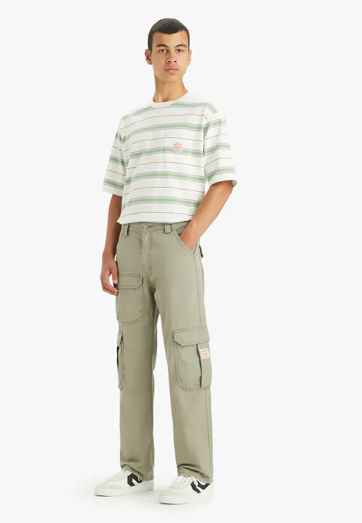 Quần kaki Cargo của LEVI’S phối cùng áo thun và giày thể thao tạo nên một tổng thể năng động nhưng vẫn nhẹ nhàng và tươi mát