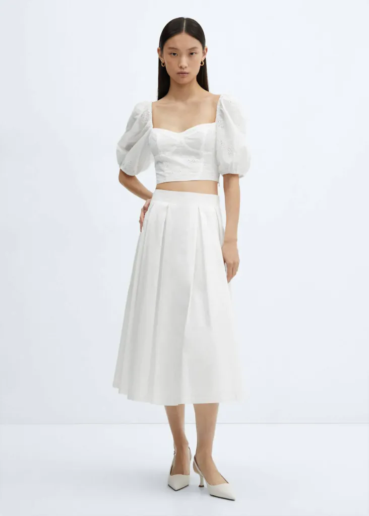 Chân váy midi chữ A phối cùng áo blouse MANGO nữ tính và nhẹ nhàng như một nàng thơ giữa đường phố Hàn Quốc