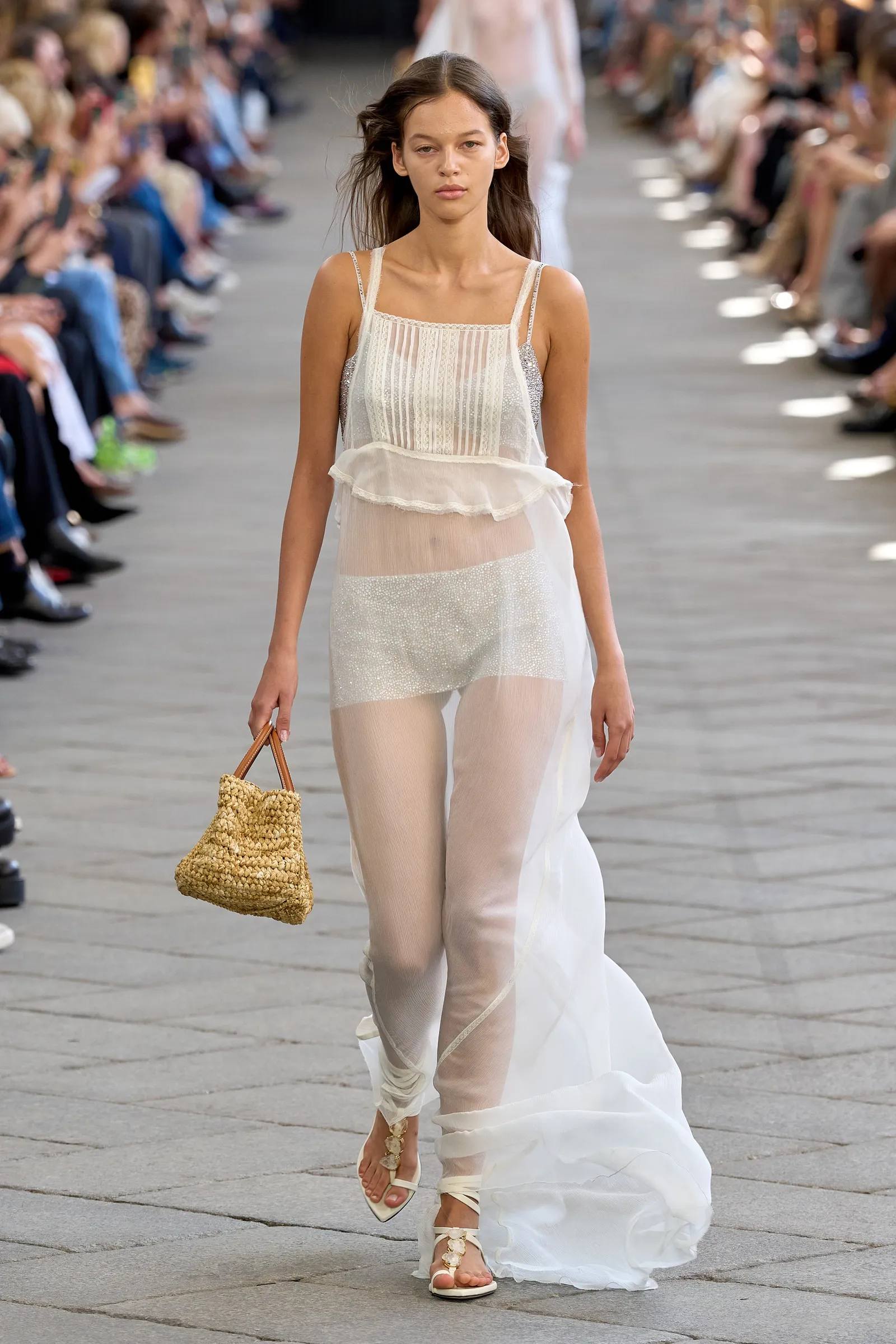 xu hướng thời trang xuân hè 2024 đầm trắng xuyên thấu từ nhà mốt Ermanno Scervino