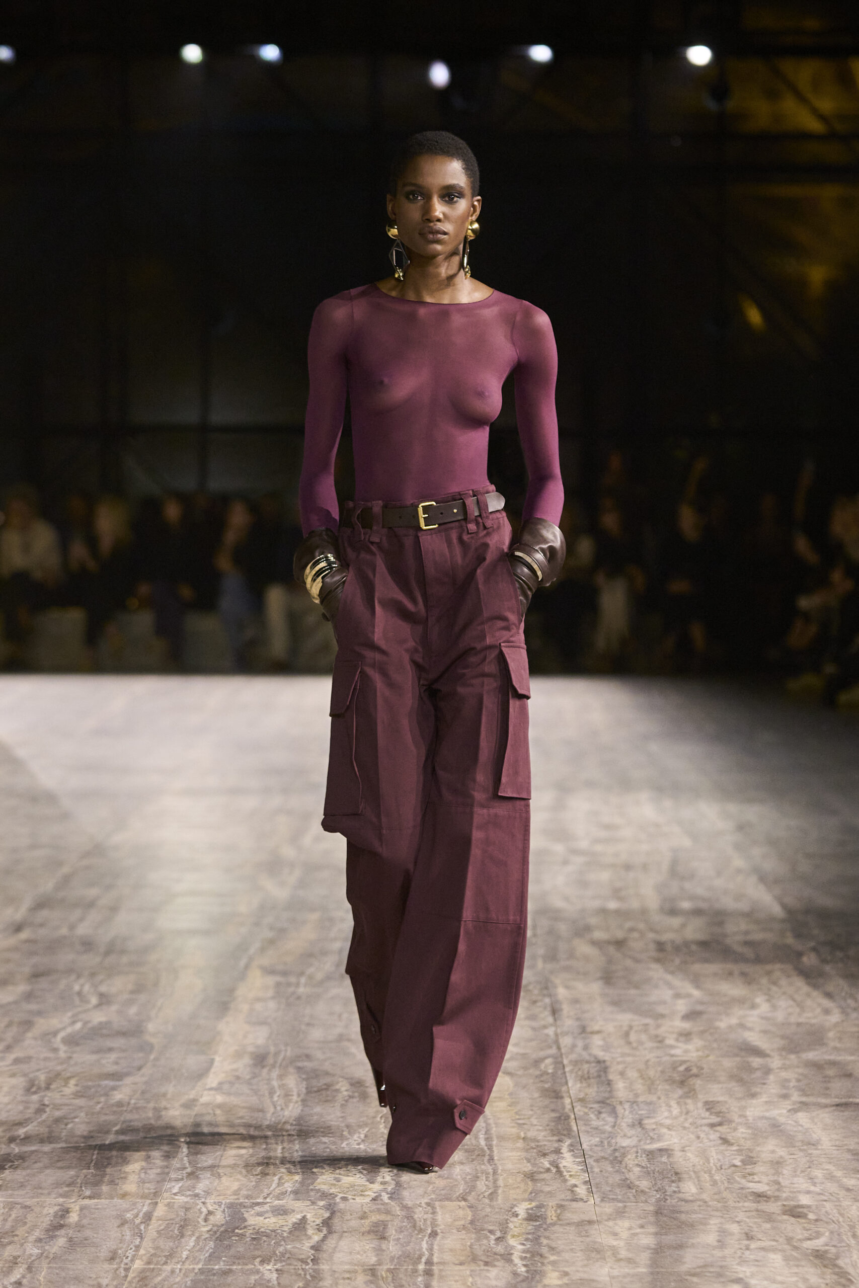 xu hướng thời trang rich burgundy - xuân hè 2024 Saint Laurent