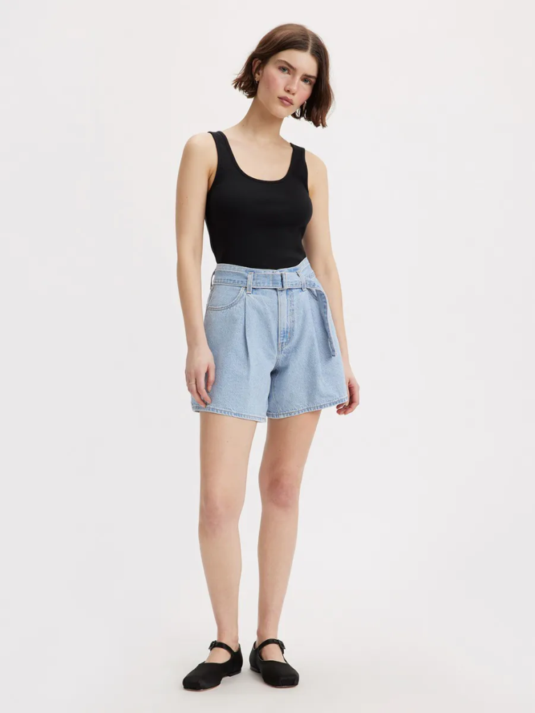 Quần shorts jeans nữ của LEVI’S phối cùng áo bơi một mảnh màu đen đơn giản tạo ra một outfit phong cách và tiện lợi.