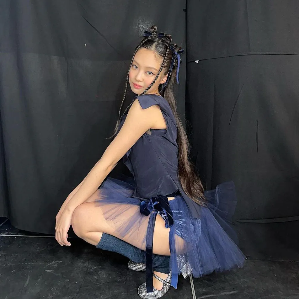 Giày Mary Janes được diện bởi Jennie