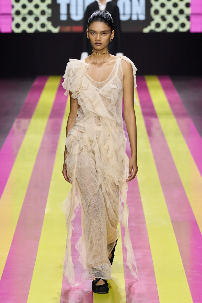 Chiếc đầm chất liệu xuyên thấu và thiết kế thướt tha, bay bổng thu hút mọi ánh nhìn trong bộ sưu tập Xuân Hè 2024 của Dior.