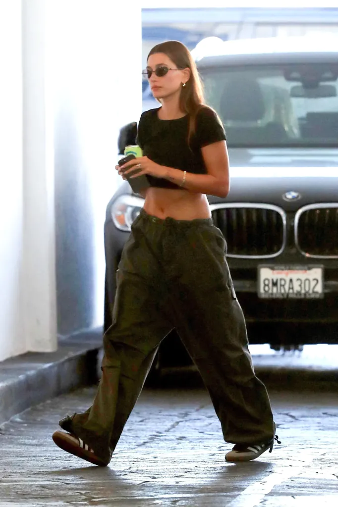 Quần cargo vải dù được Hailey Bieber trưng dụng phối cùng áo thun croptop, tạo nên một outfit thoải mái nhưng không kém phần năng động và linh hoạt. Ảnh: GUMU/Backgrid.