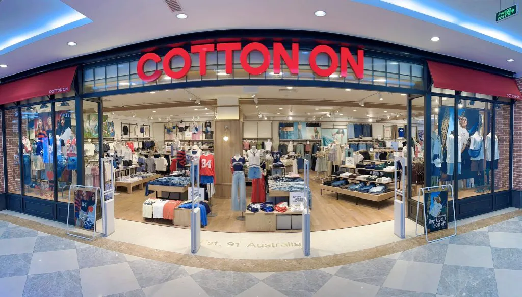 Lối vào cửa hàng Cotton On Vincom Thảo Điền với thiết kế hiện đại, mời gọi