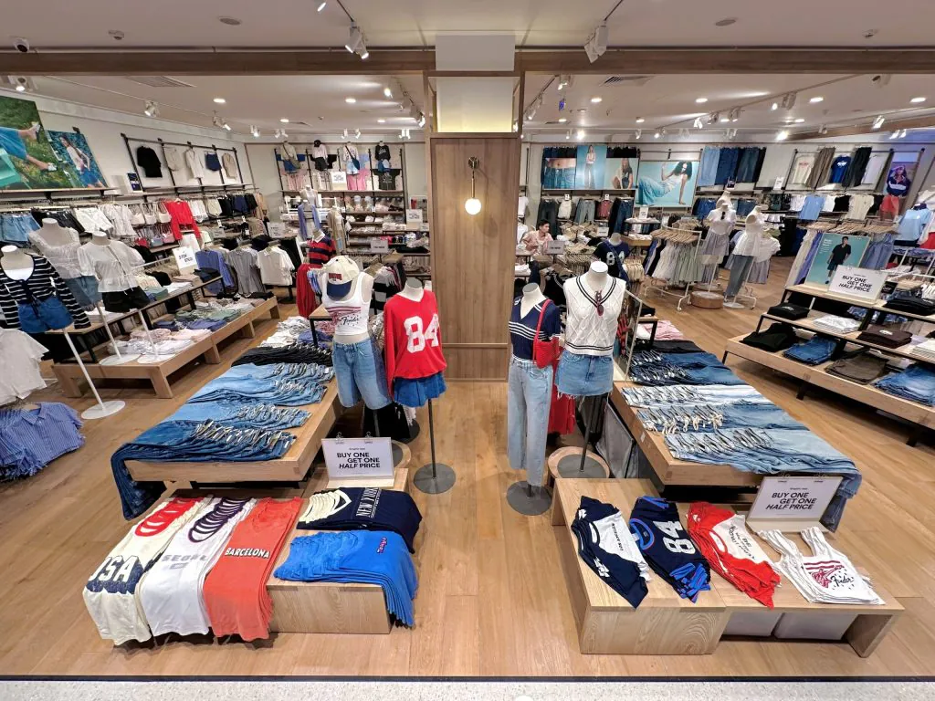 Khu vực trưng bày đồ nữ với đa dạng kiểu dáng tại Cotton On Vincom Thảo Điền