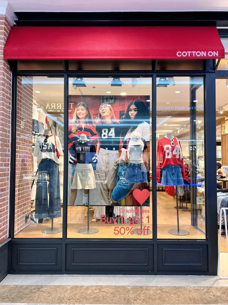 Cửa sổ trưng bày đồ nữ tại Cotton On Vincom Thảo Điền thu hút ánh nhìn