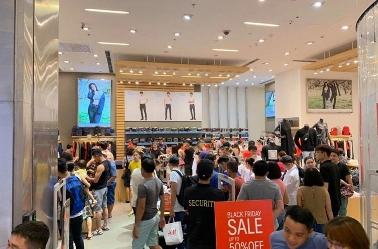 Black friday có số lượng khác rất đông đúc