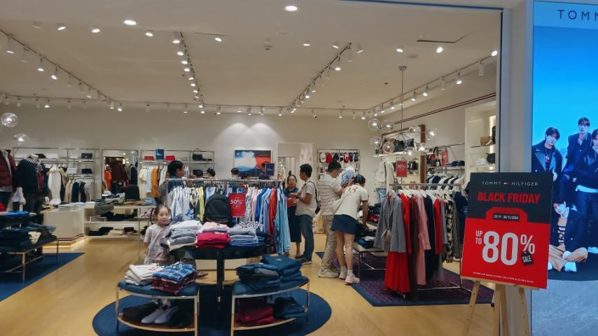 Black friday tại cửa hàng tommy hilfiger