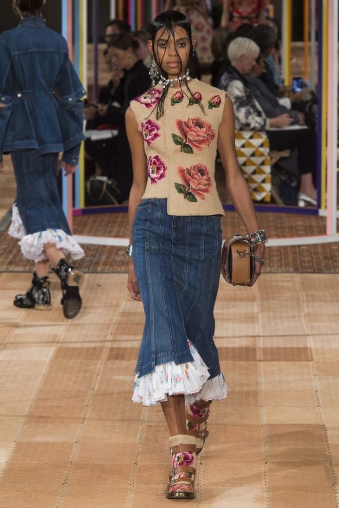 chan-vay-duoi-ca-mac-voi-ao-gi-alexander-mcqueen-ss18