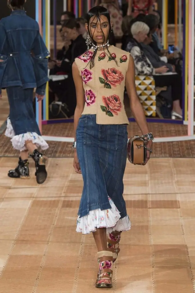 chan-vay-duoi-ca-mac-voi-ao-gi-alexander-mcqueen-ss18