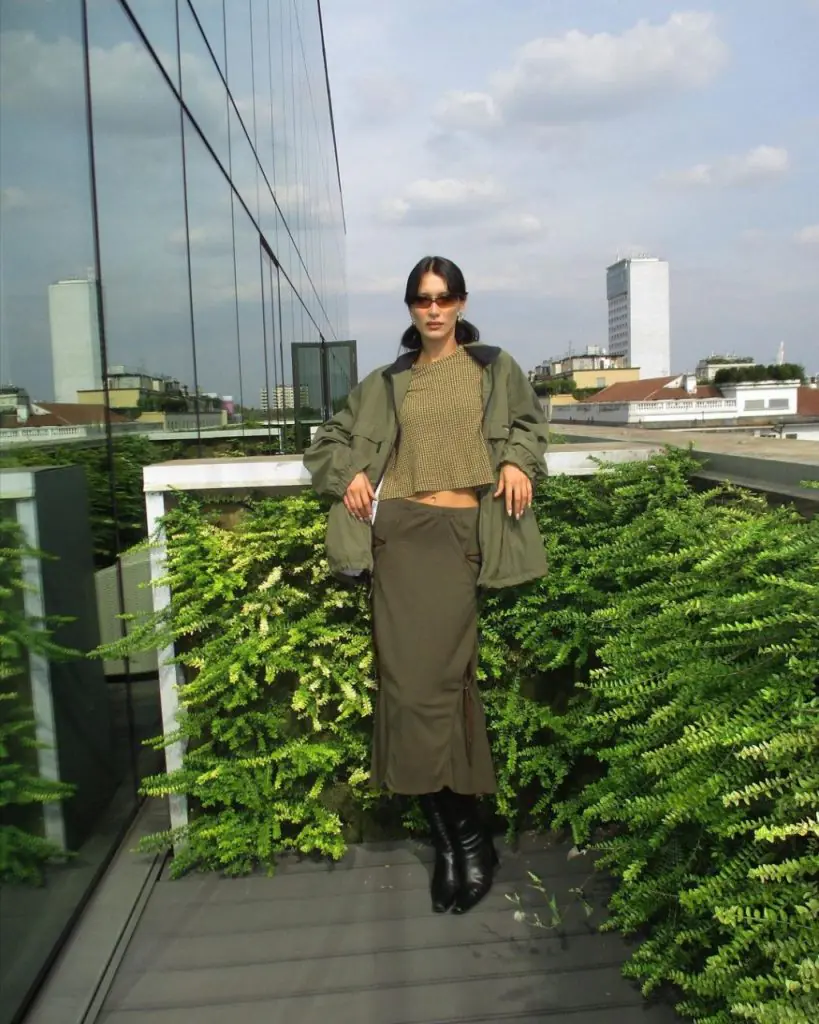 chan-vay-duoi-ca-mac-voi-ao-gi-bella-hadid